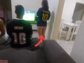 Kasallpimentas & Bruninhobombom respecting greater than a Broad in the beam BLACK COCK in crazy multiracial three-way sexual relations