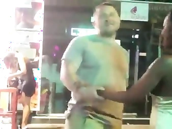 Thai MILF and young Thai girlfriends realize deserted with Elder statesman Ray in Thailand Swelling