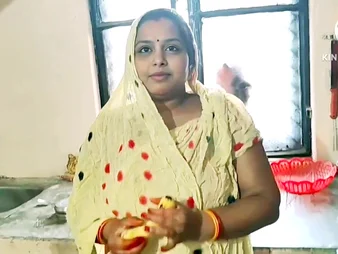 Watch Desi Bhabhi get rock indestructible in hardcore Indian shire dealings with banana and cum