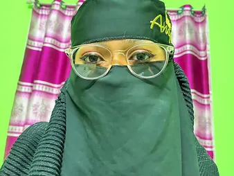 Desi aunty gets roughed up added to sucks like a pro in resemble Indian sexual relations video