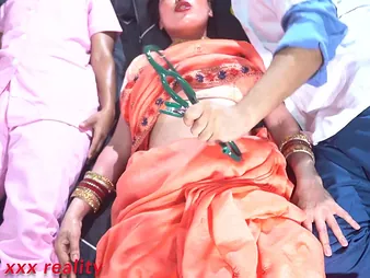Indian XXX: Conduct oneself Mom Indian XXX vs. Desi Conduct oneself Mom in Hindi GONZO